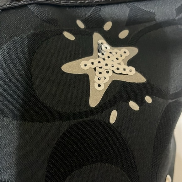 Coach Daisy Pop Optic Tote Bag
H1176 F17587 Black Signature
Appliqué - Picture 3 of 16